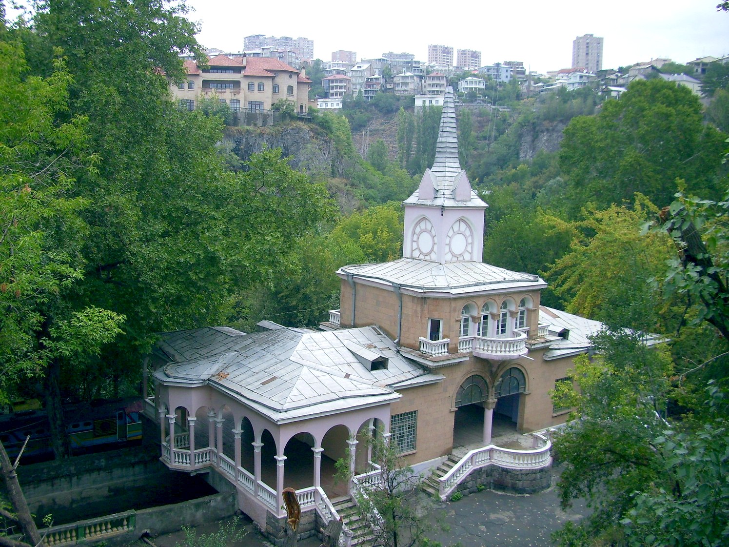 Ереванская детская железная дорога — фотографии, сделанные в 2010 году (часть 1) Ереванская детская железная дорога — фотографии, сделанные в 2010 году (часть 1)